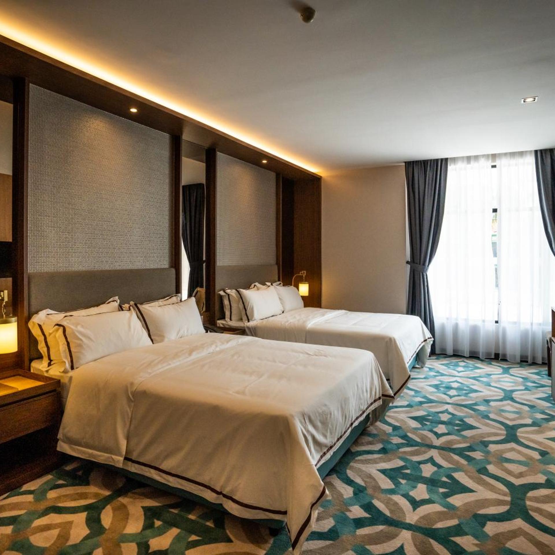 CHRISTEE SUITES 12/37