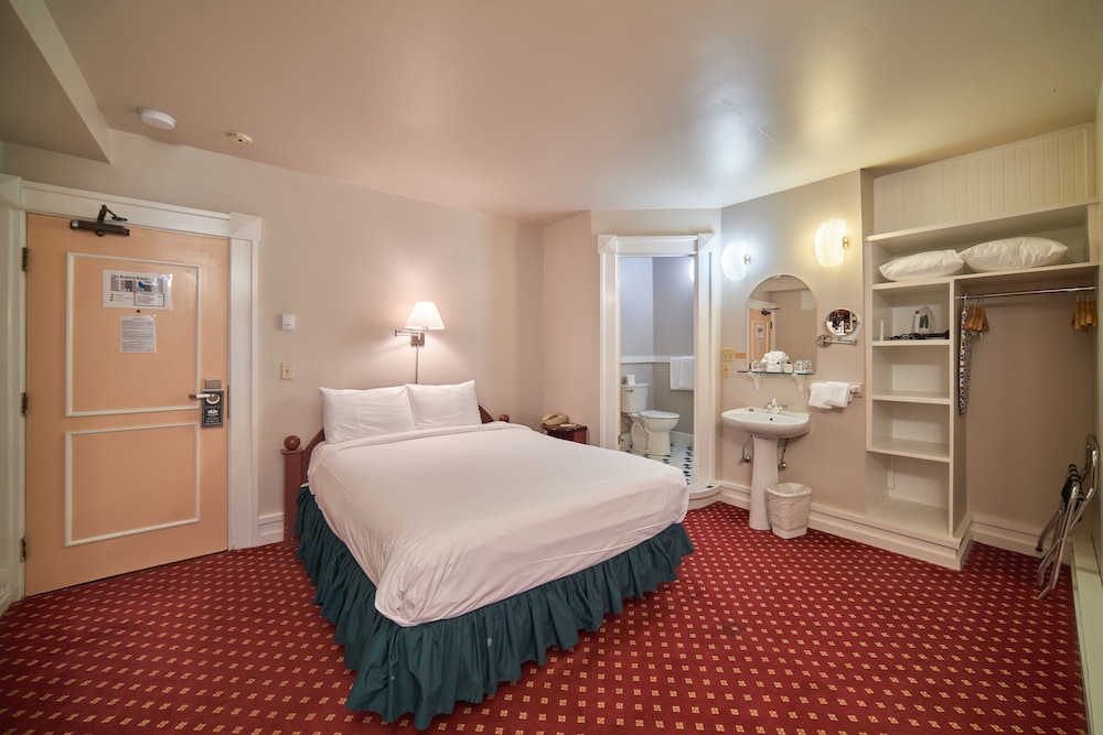 DELUXE, QUEEN BED