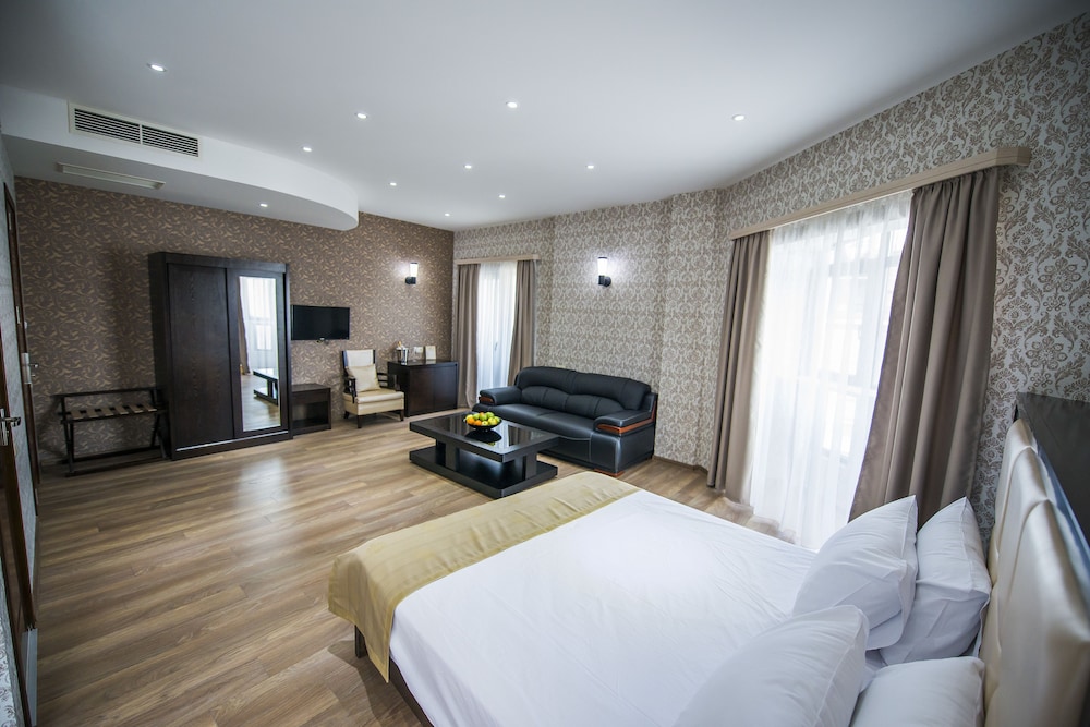 Tbilisi Inn 12/70