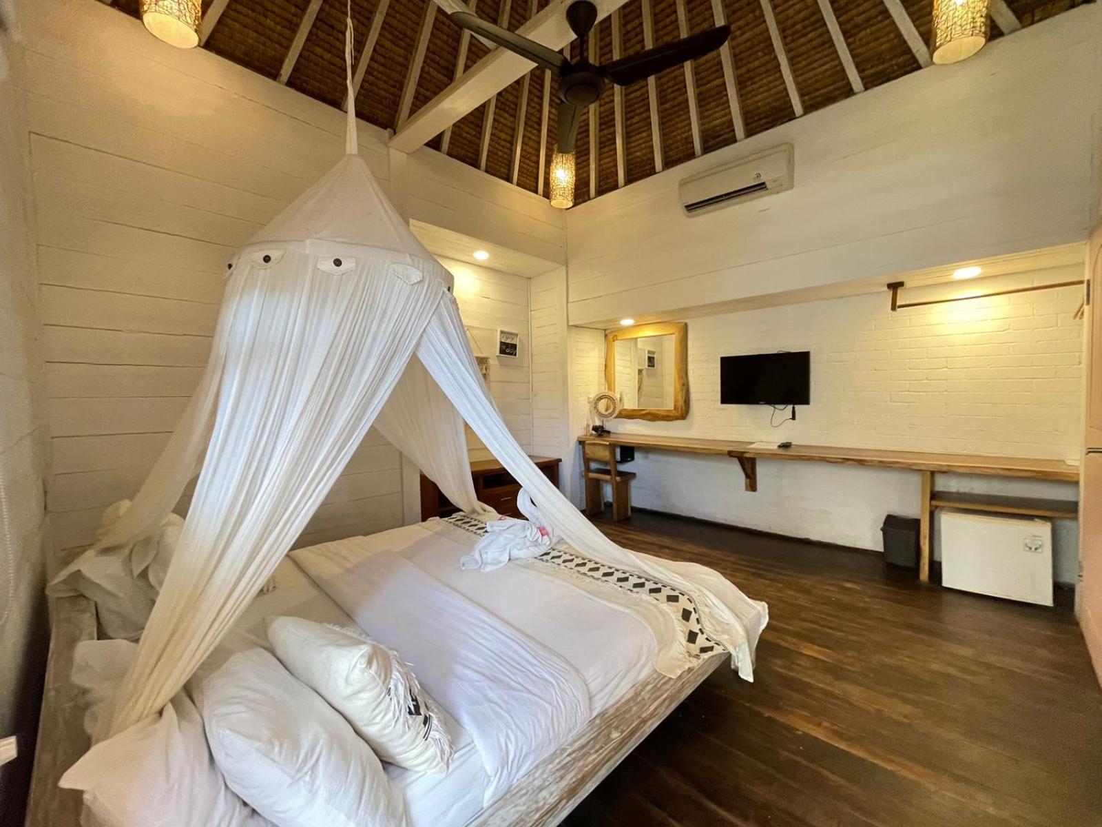 DELUXE, KING BED