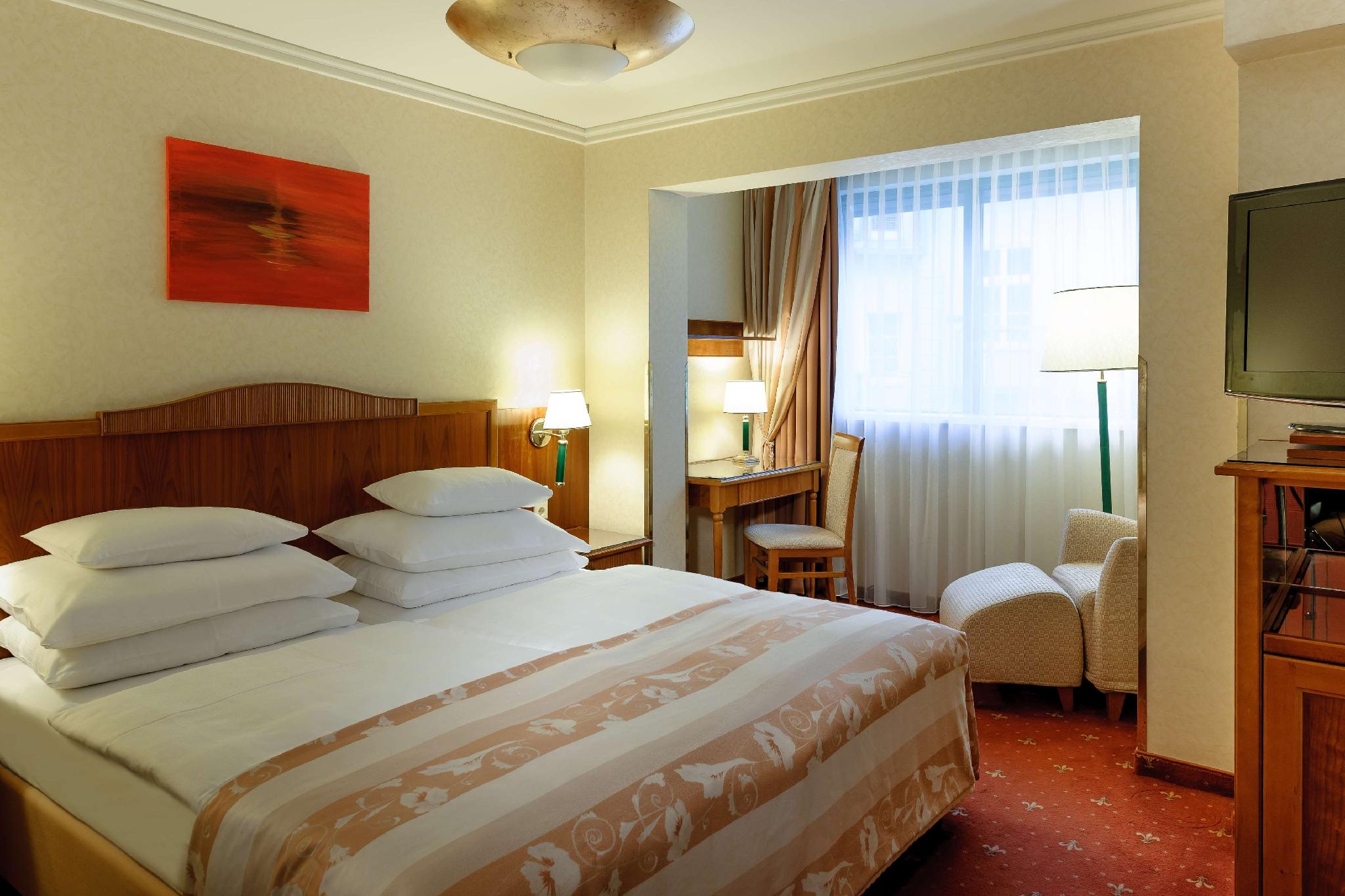 Deluxe, Queen Bed