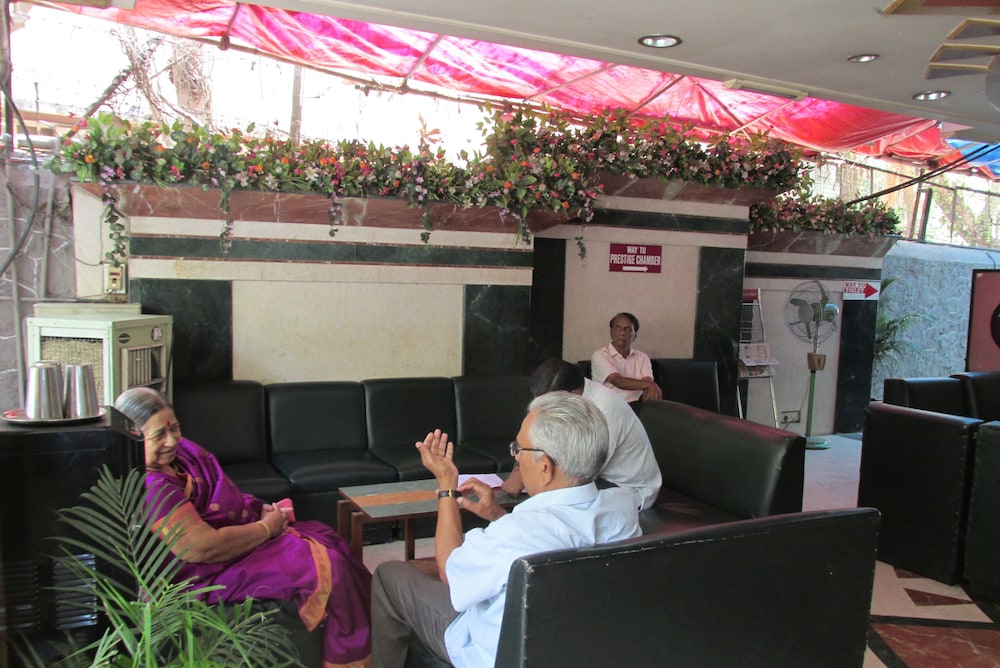 Hotel Shreyas 25/40