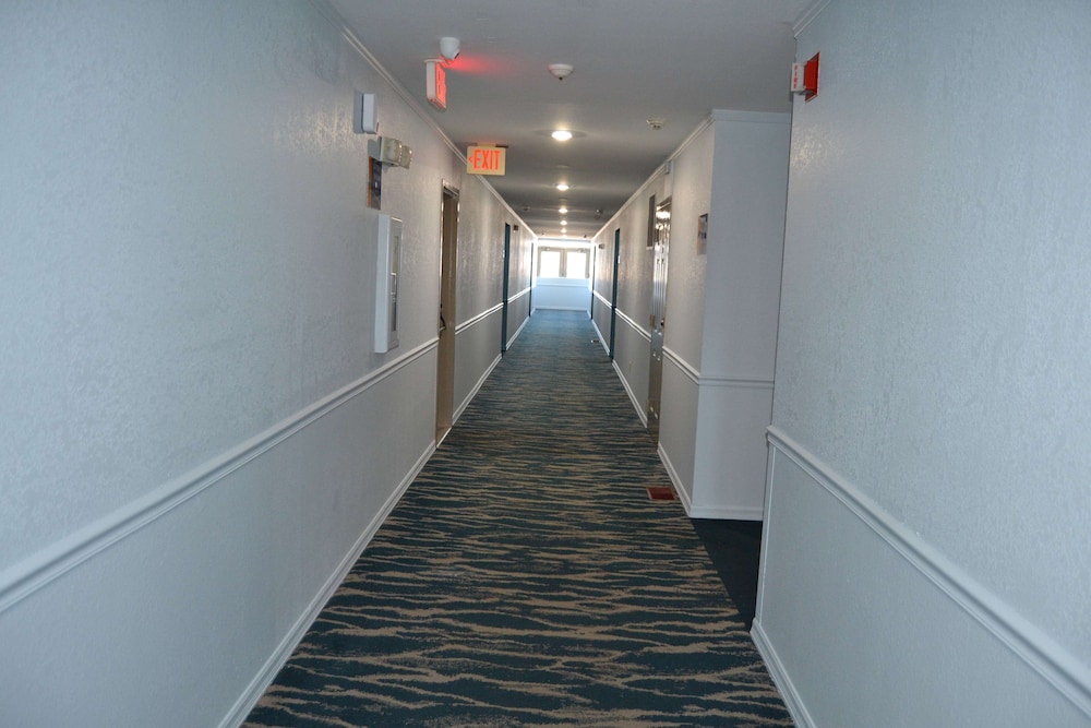 Days Inn & Suites by Wyndham Sikeston 47/51