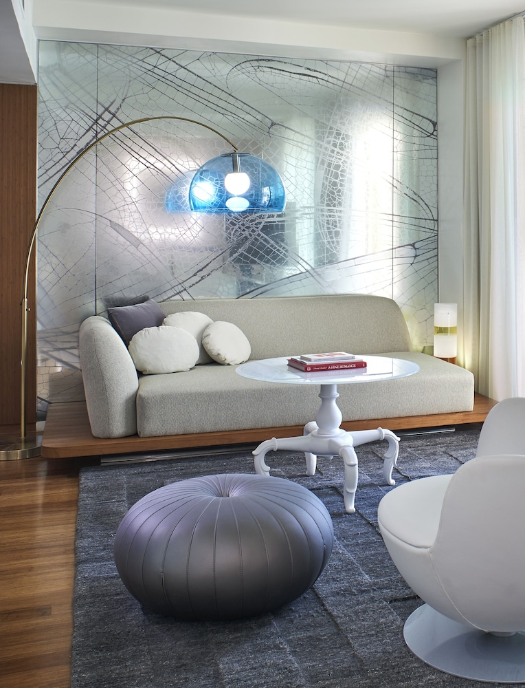 SUITE, BALCONY, ACCESSIBLE