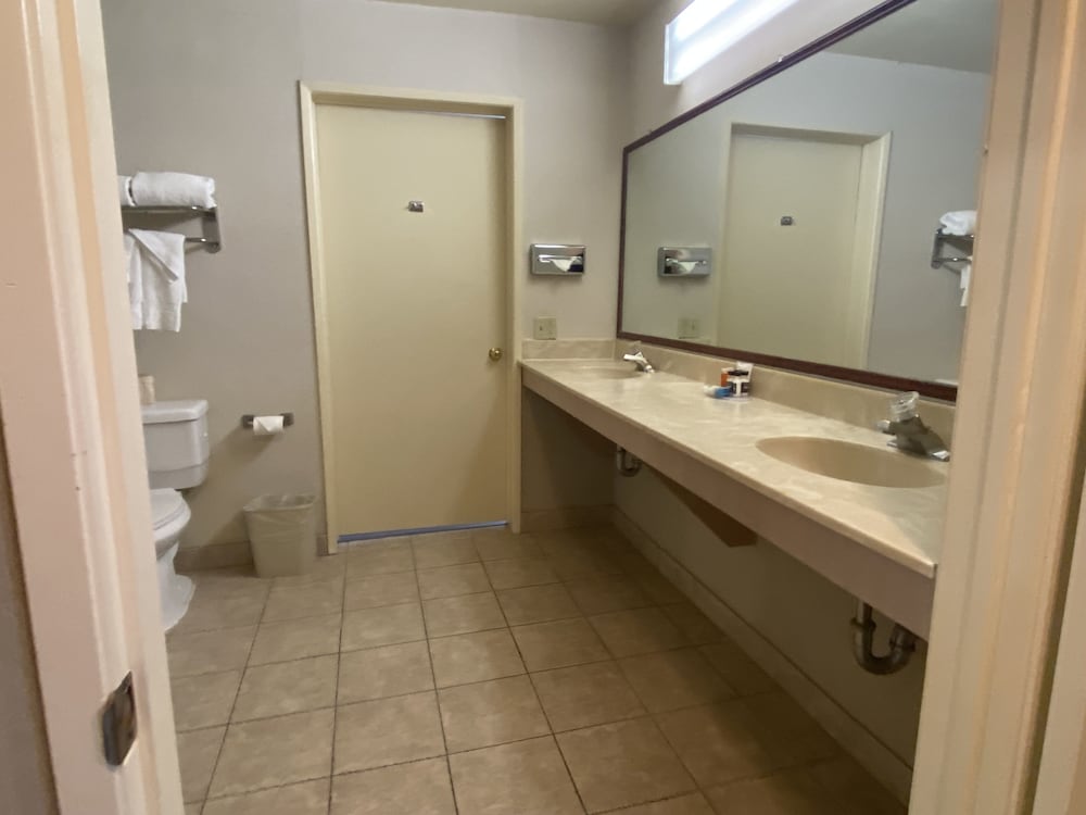 Ramada by Wyndham Los Angeles/Koreatown West 13/33