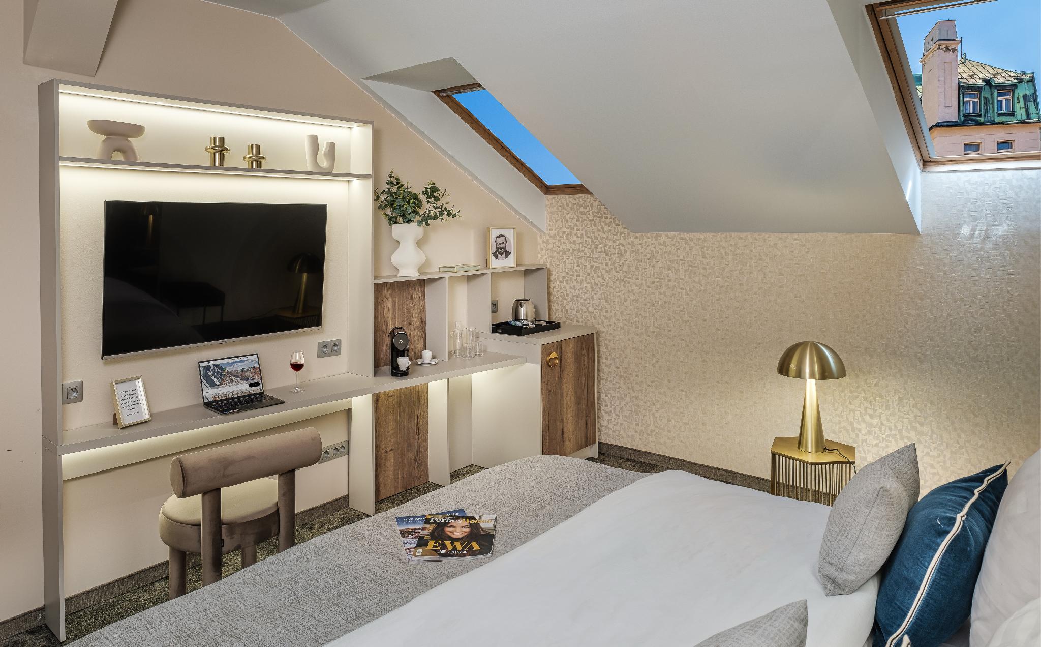Deluxe, Attic