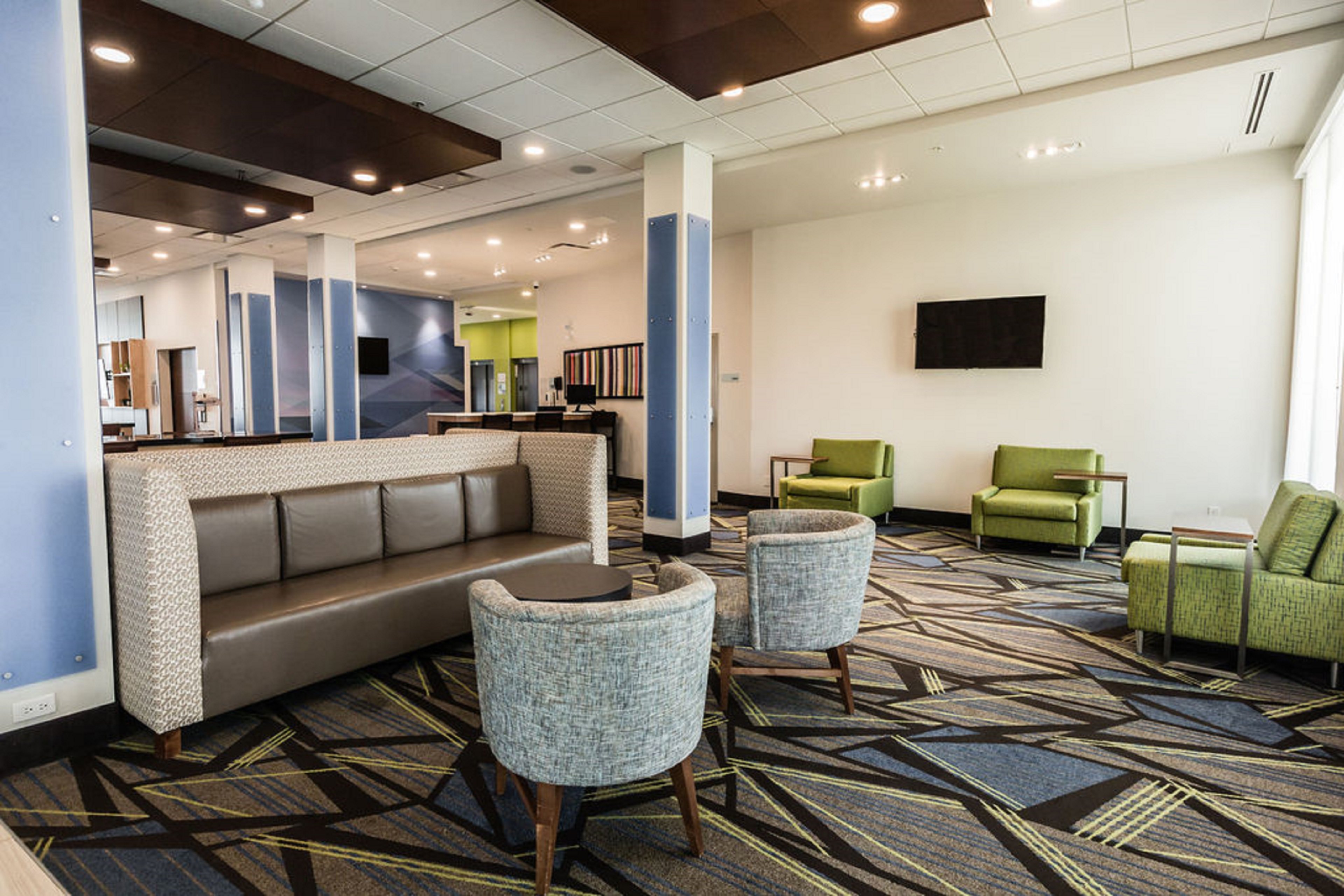 Holiday Inn Express Suites Edmonton N St Albert 53/72