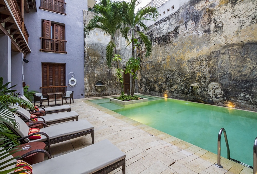 Ananda Hotel Boutique 12/70