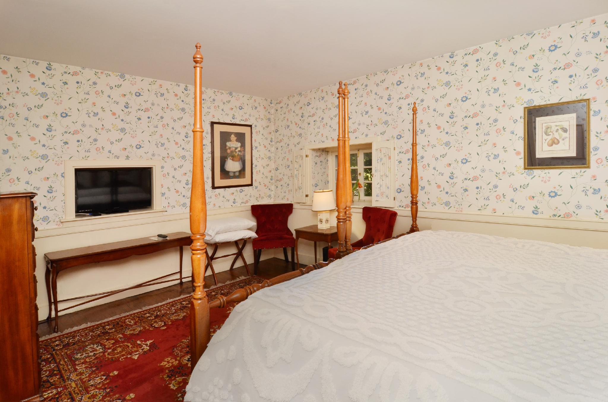 Harry, Superior, King Bed, Street View, Private Bathroom