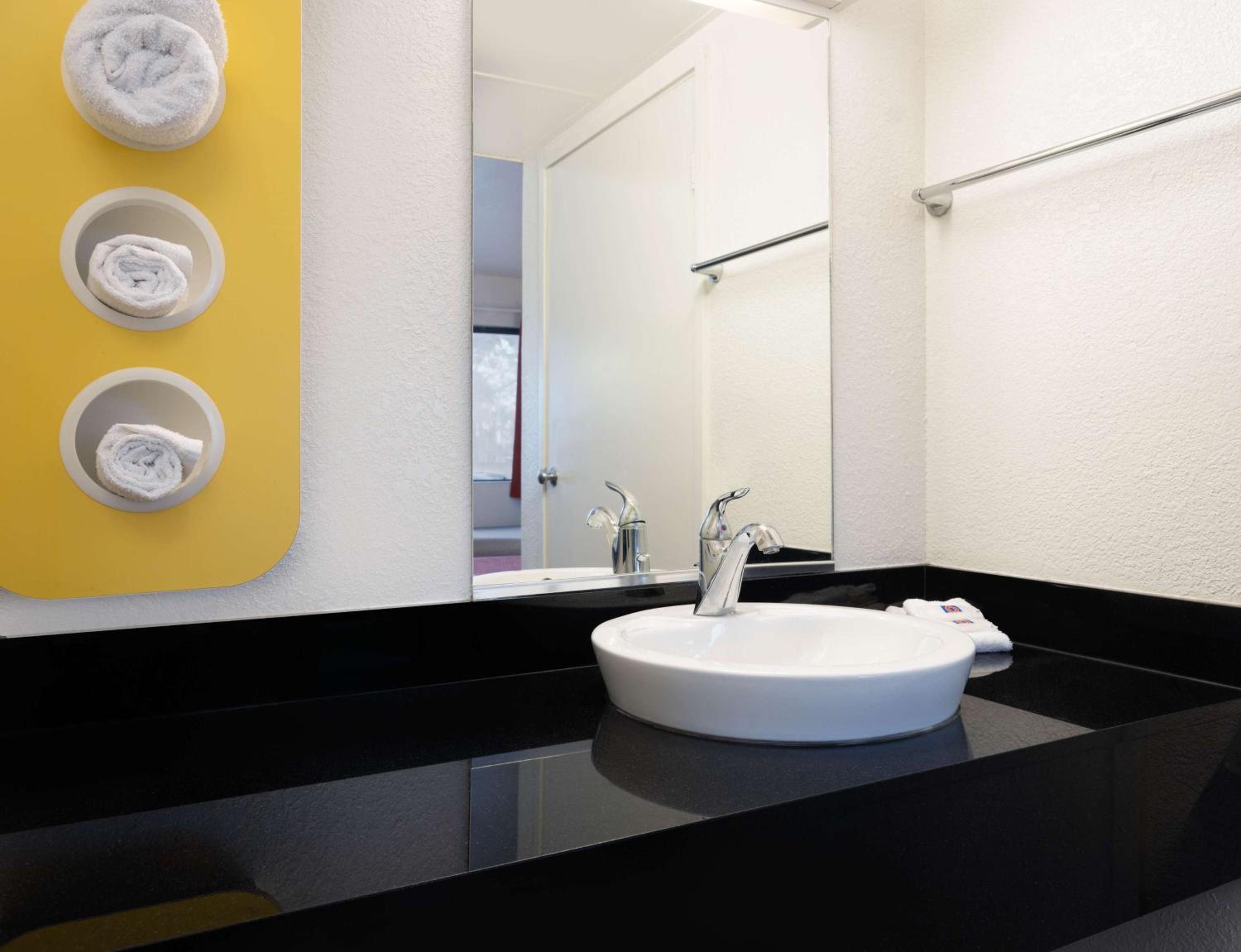 1 Queen Bed ADA/Tub/Micfridge، Motel6 Santa Maria, CA - North 6/7