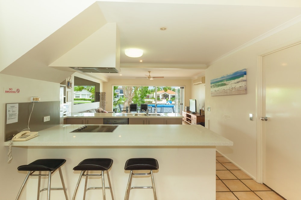 NOOSA ENTRANCE WATERFRONT RESORT 56/80