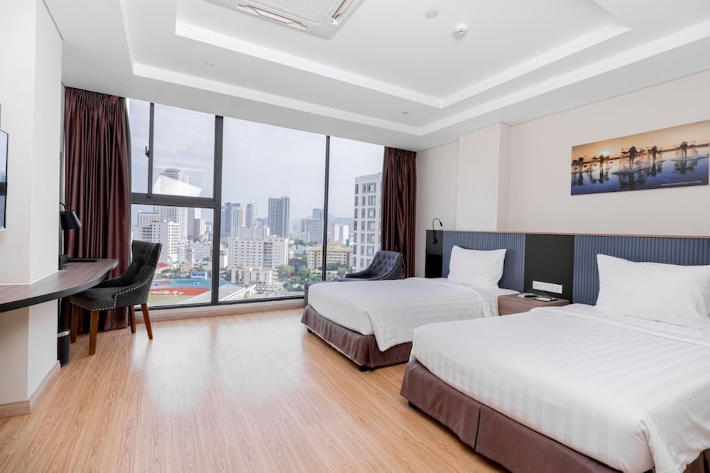 DELUXE, CITY VIEW