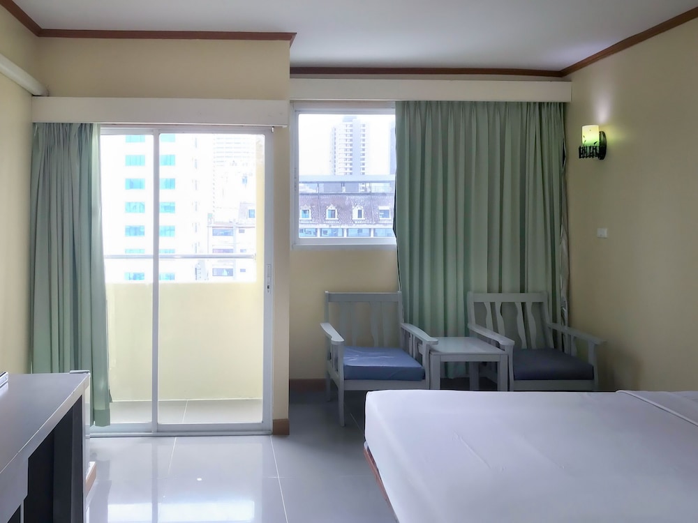 J TWO S Pratunam Hotel 4/19