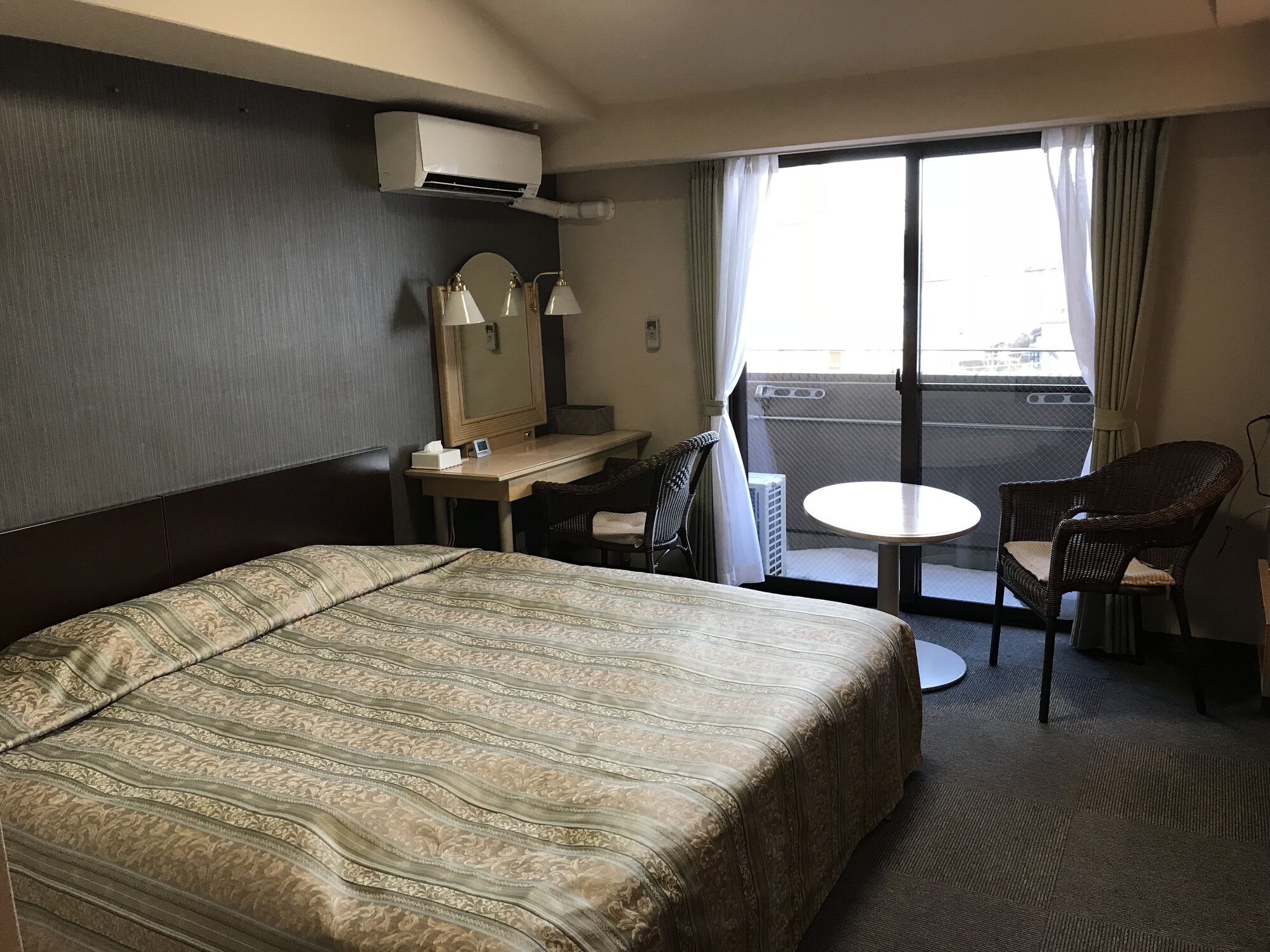 ROOM, DOUBLE BED