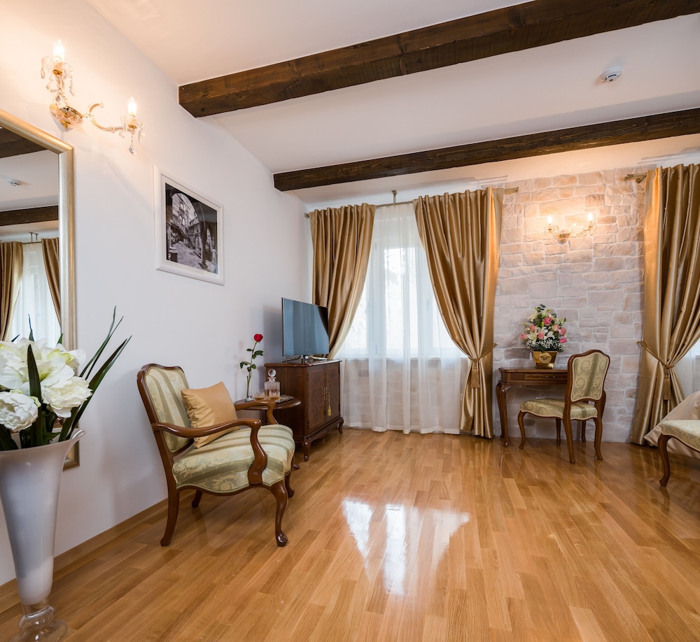 Priska Heritage Rooms 25/50