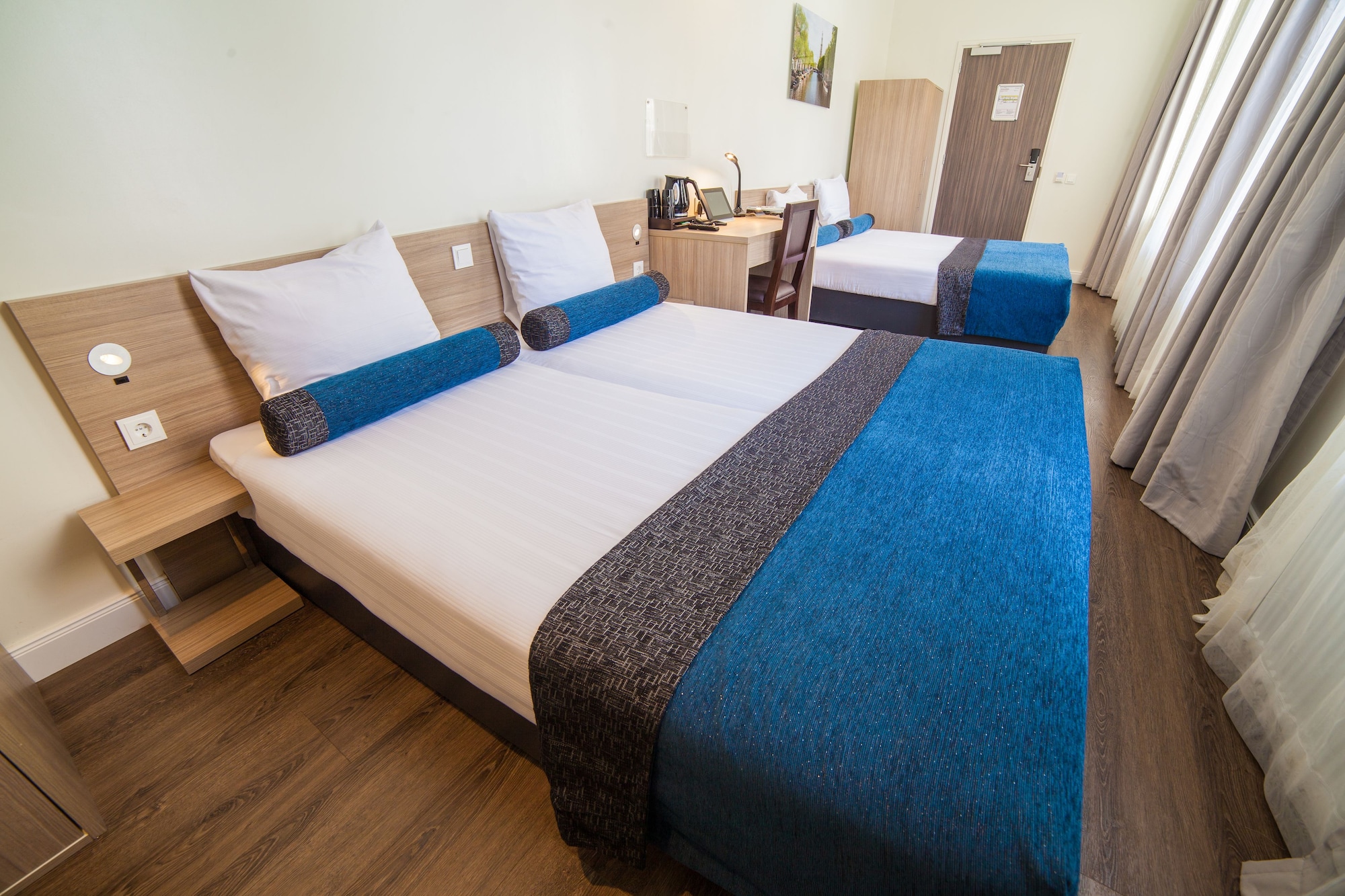 ROOM, QUADRUPLE