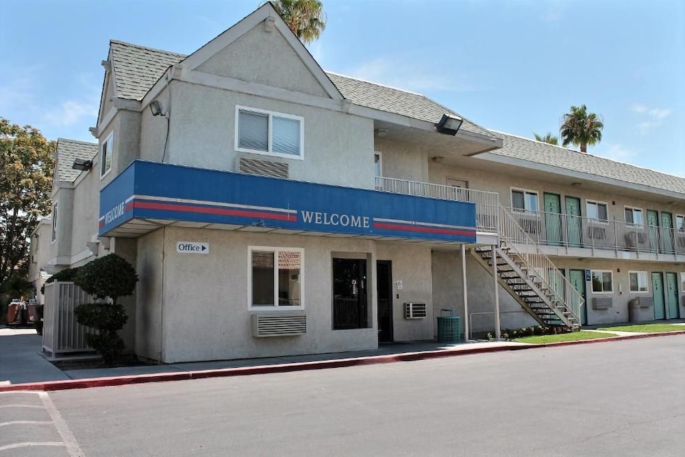 Motel6 Bakersfield, CA - East in BAKERSFIELD - CA