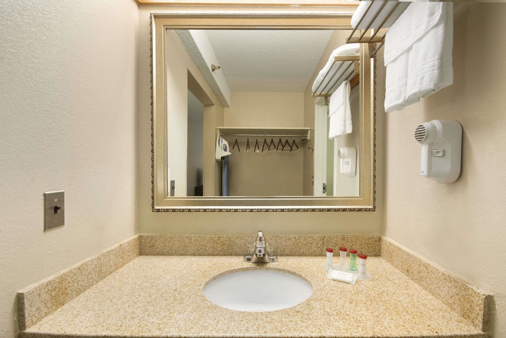 Ramada By Wyndham Raleigh 16/30