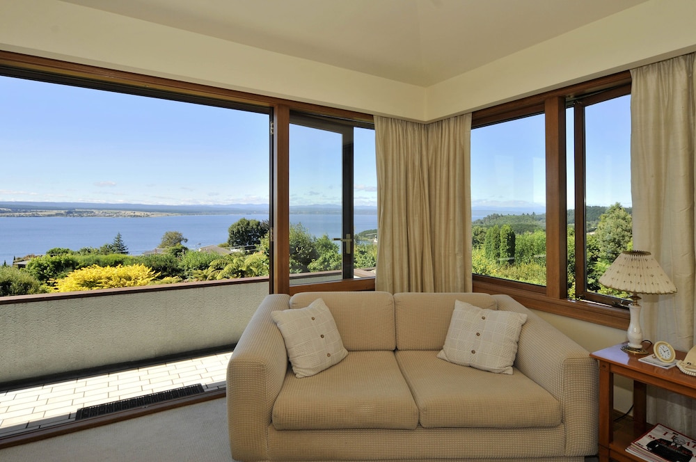 LAKE TAUPO LODGE 13/34