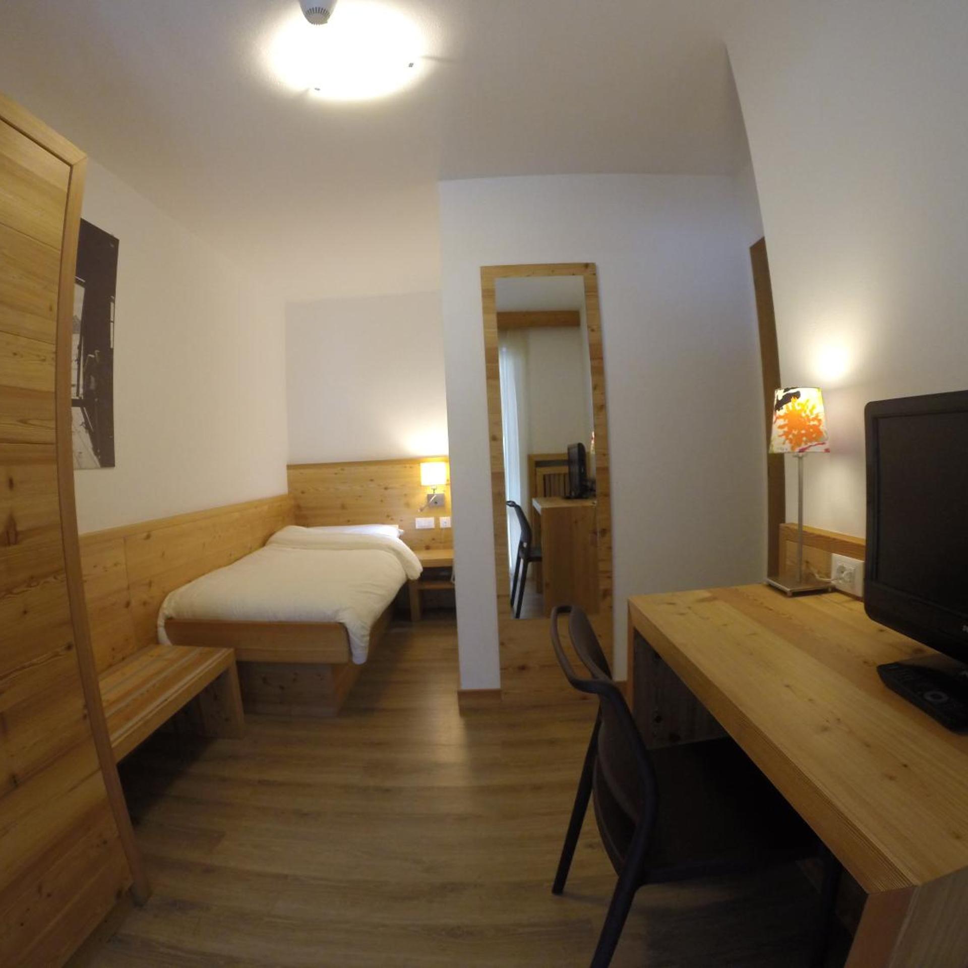 ROOM, SINGLE