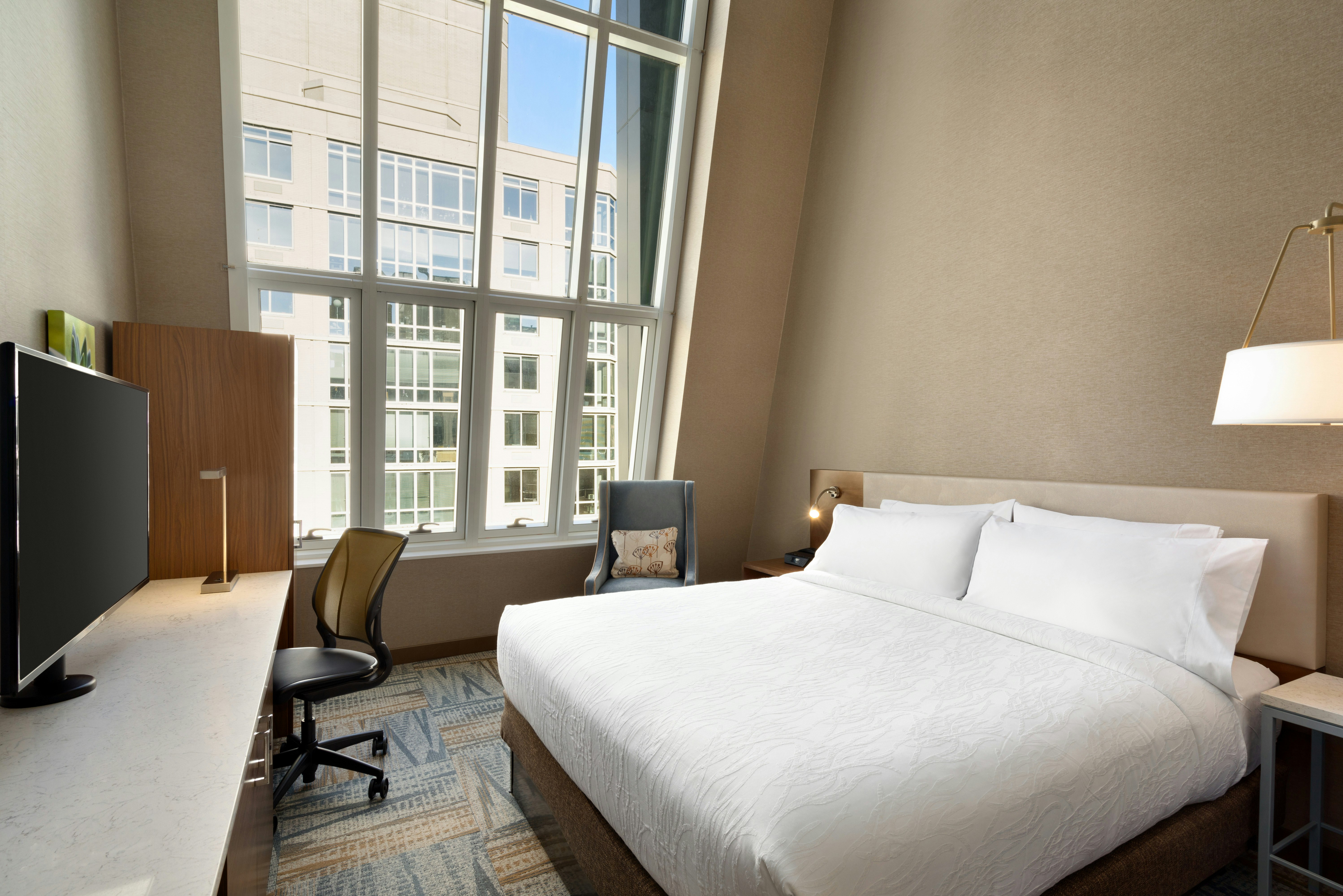 ROOM, KING BED, SKY VIEW