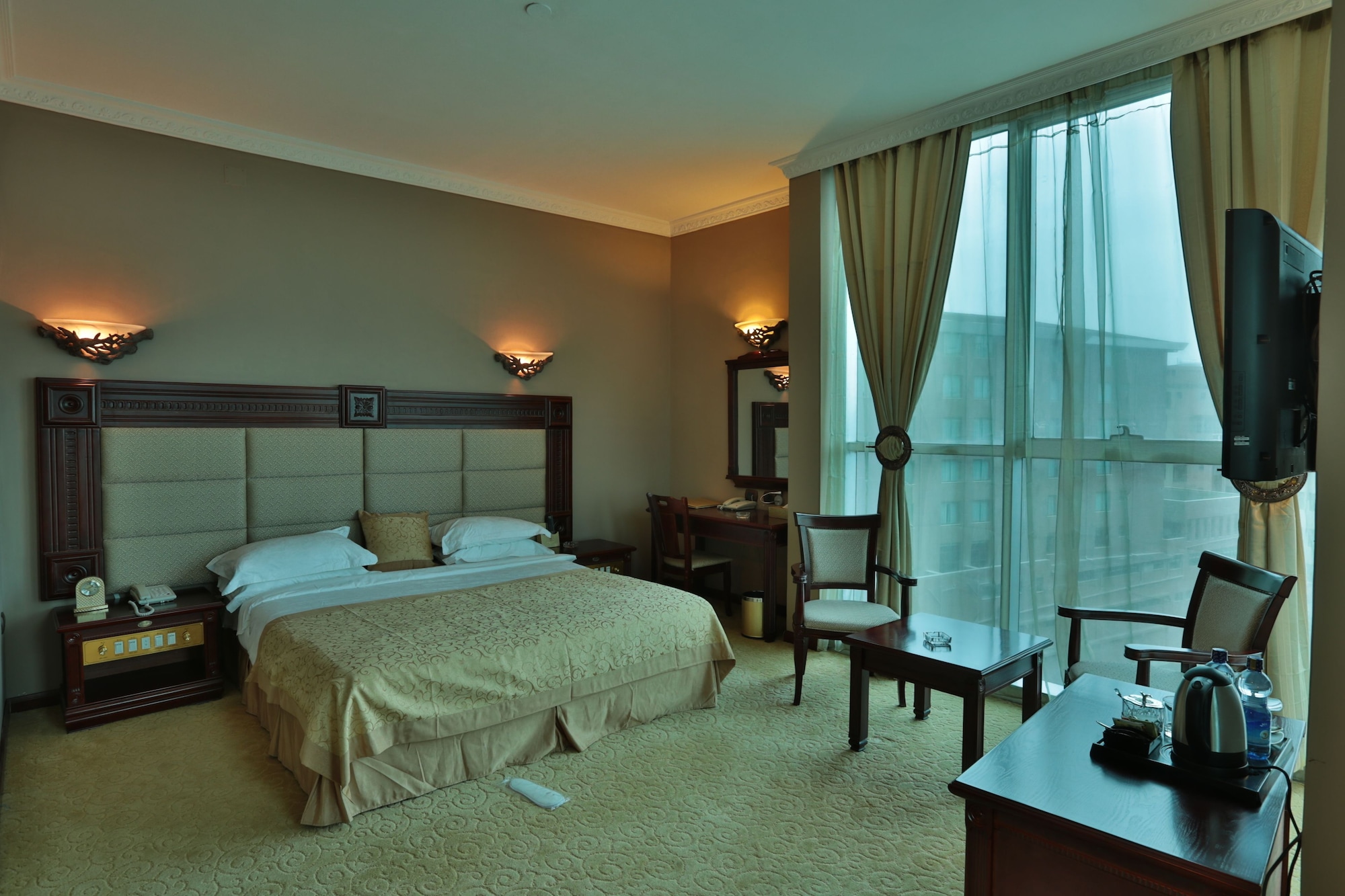 Royal, King Bed, Friendship International Hotel 2/6