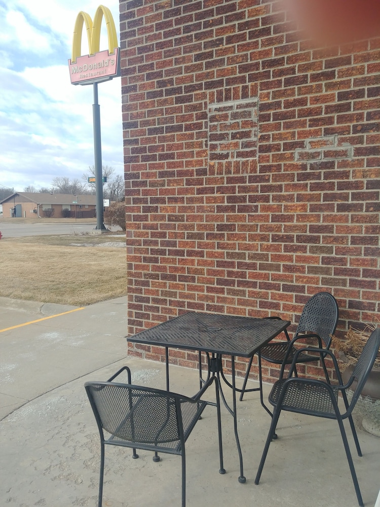 Boarders Inn and Suites Broken Bow 41/43
