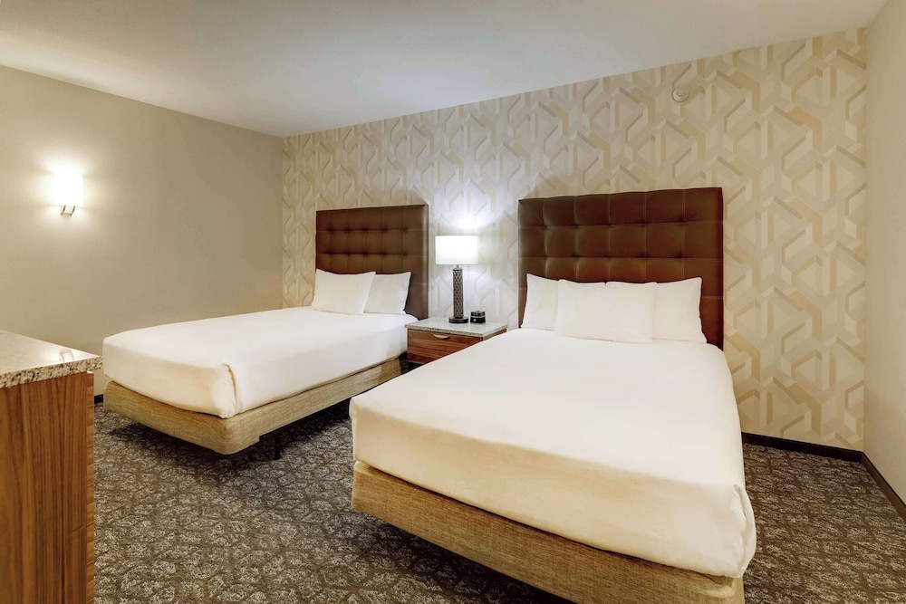 2 Rooms, Suite, 2 Queen Beds, Sofa, Bathtub, Accessible