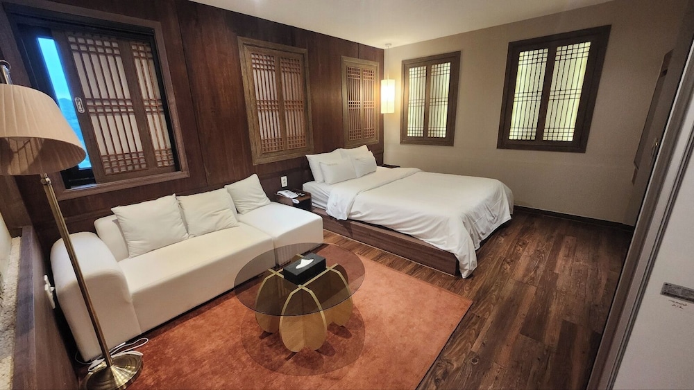 Deluxe, Suite, Queen Bed, River View