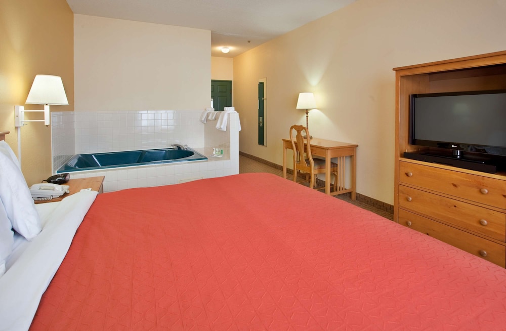Country Inn & Suites by Radisson, Bloomington-Normal West, IL 9/56