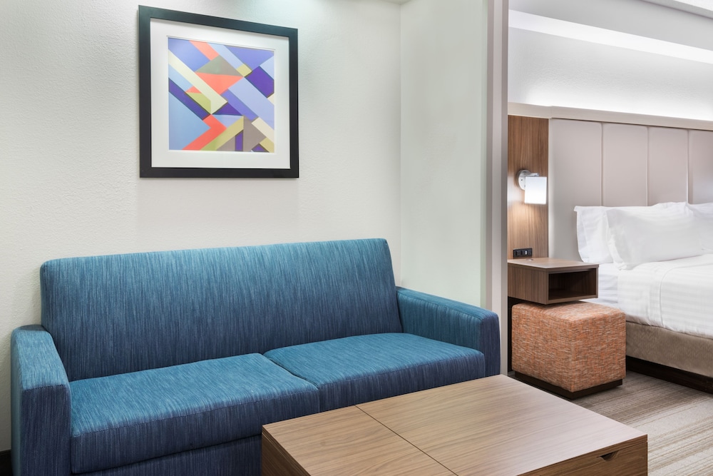 Holiday Inn Express & Suites Nearest Universal Orlando 35/48