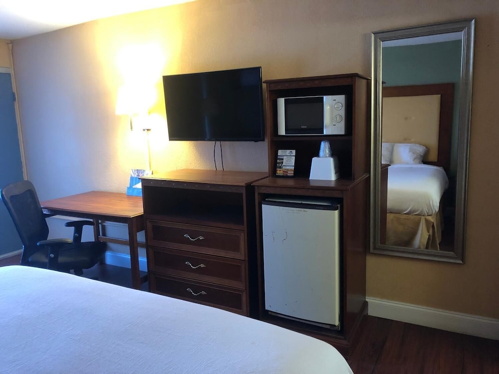 Americas Best Value Inn Airport 3/7
