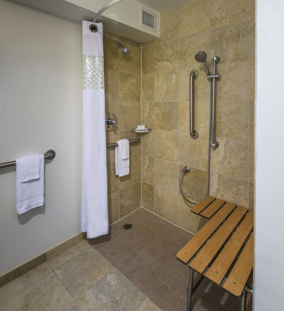 HAMPTON INN CHICAGO DOWNTOWN/MAGNIFICENT MILE 32/33