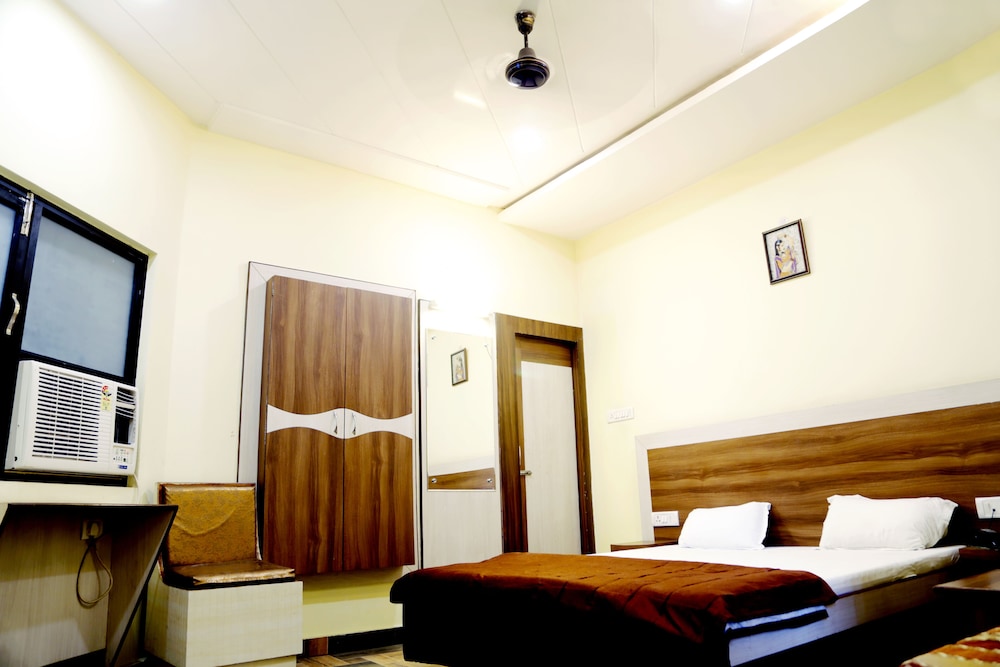 HOTEL PRAYAG 30/55
