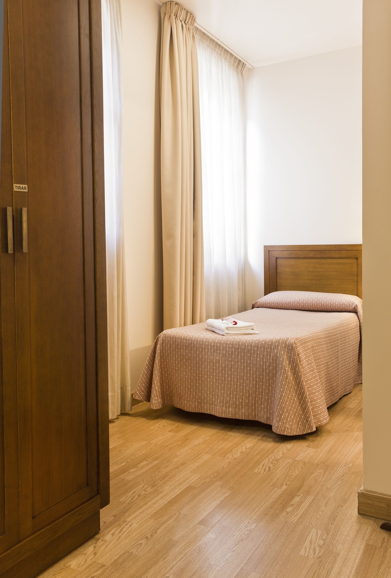 ROOM, SINGLE