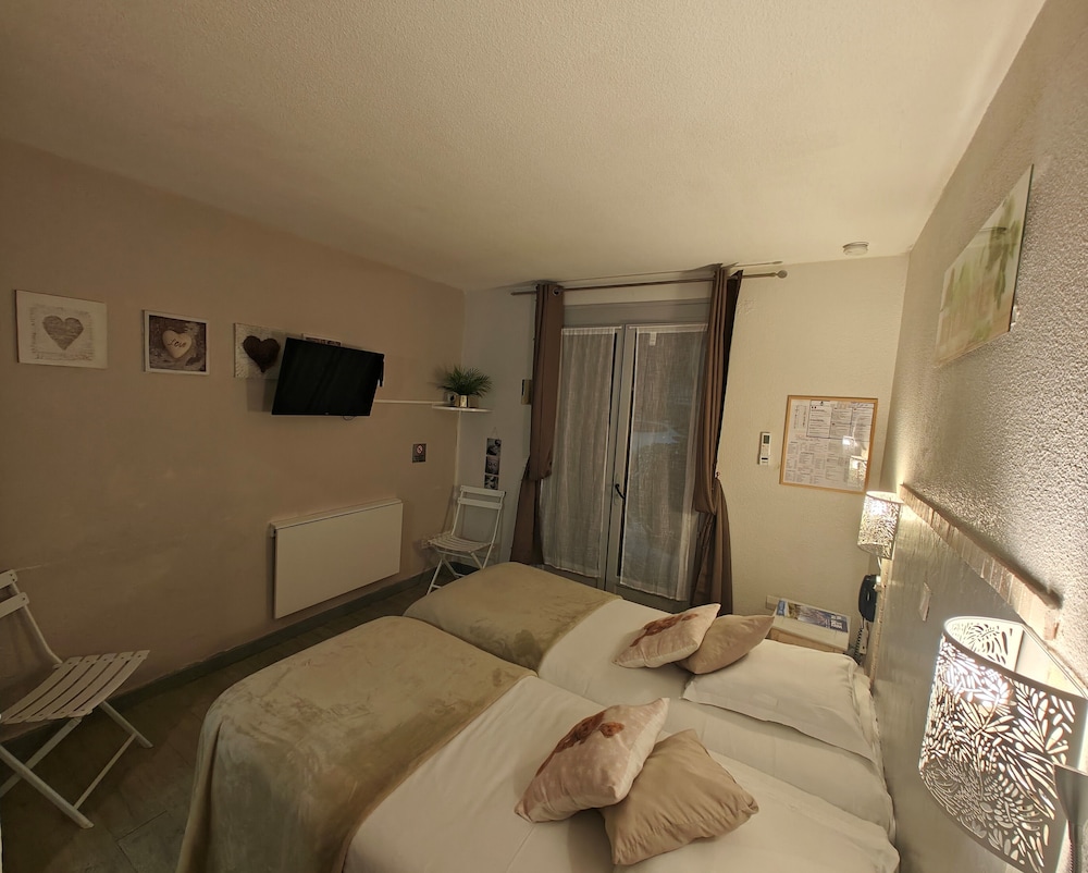 Auberge Des Pins 6/42