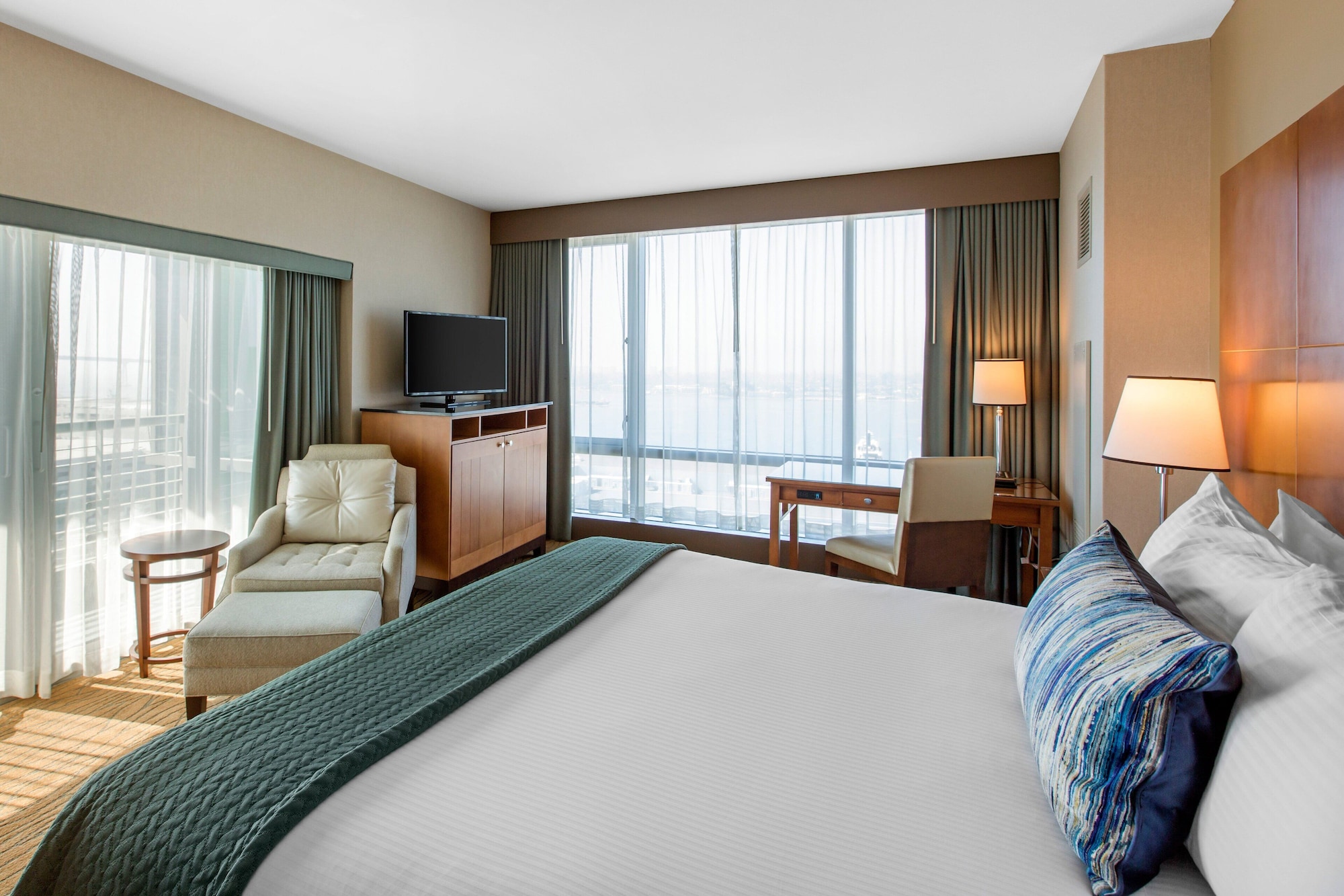 PREMIER, KING BED, BAY VIEW