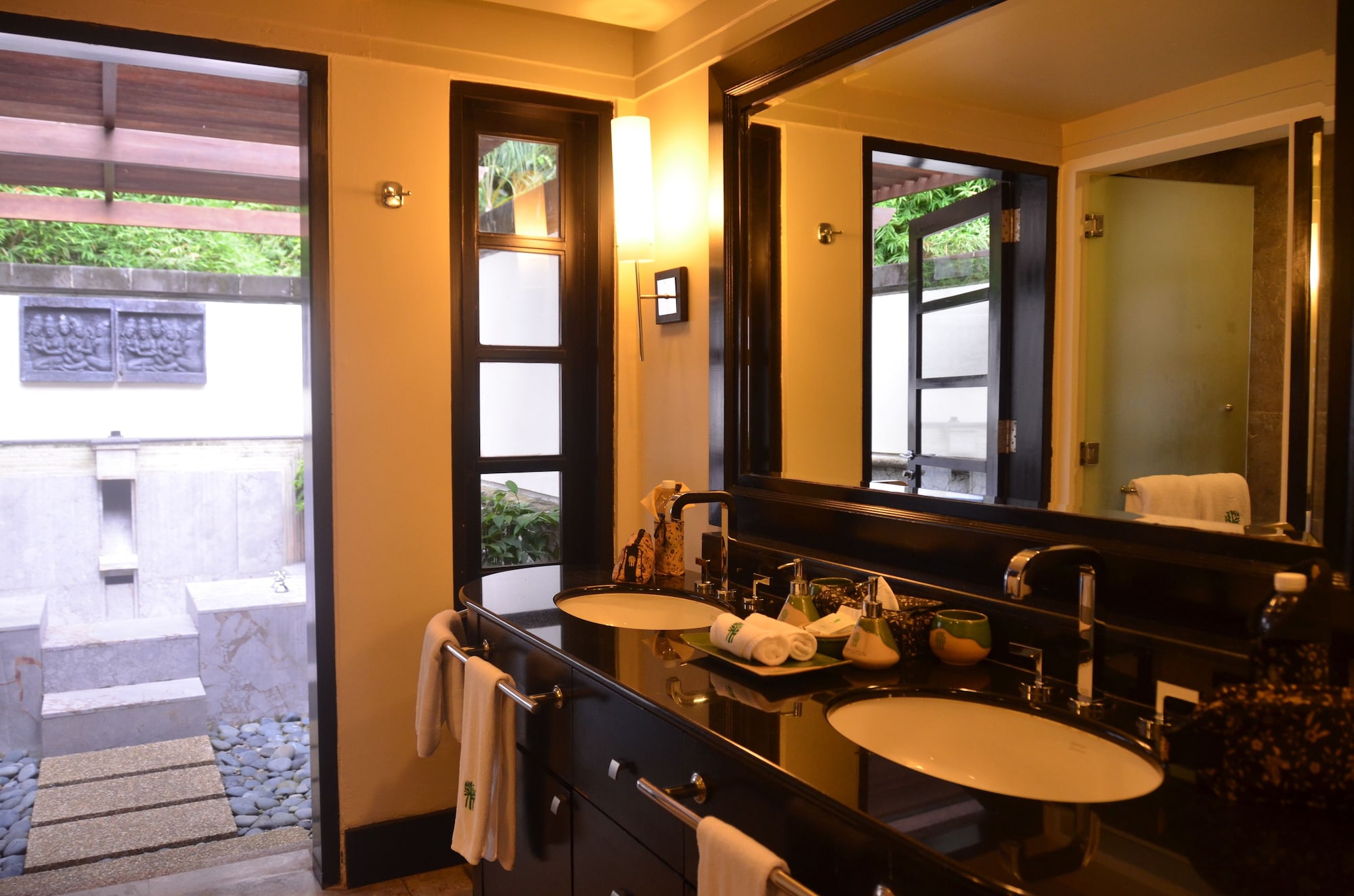2 Bedrooms, Rainforest, Villa, 2 King Beds, Ocean Front 8/10