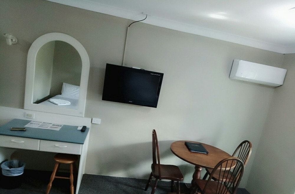 Excelsior Motor Inn 33/42