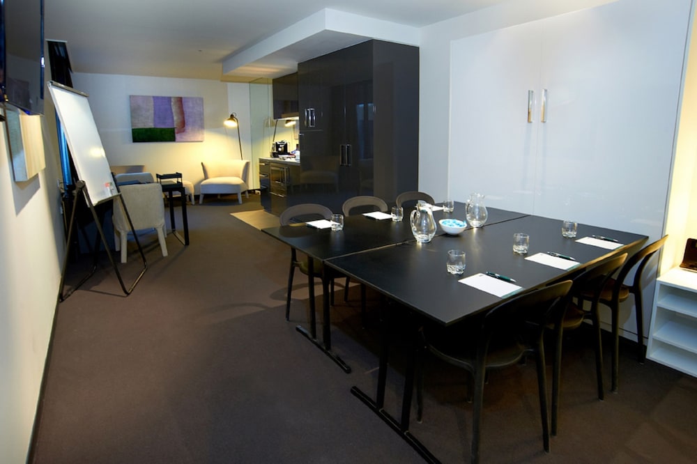 MainStay Suites Hawthorn 32/48