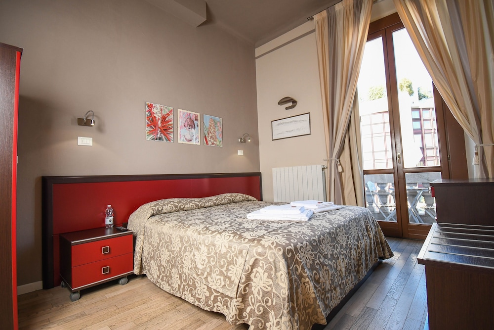 ROOM, DOUBLE BED