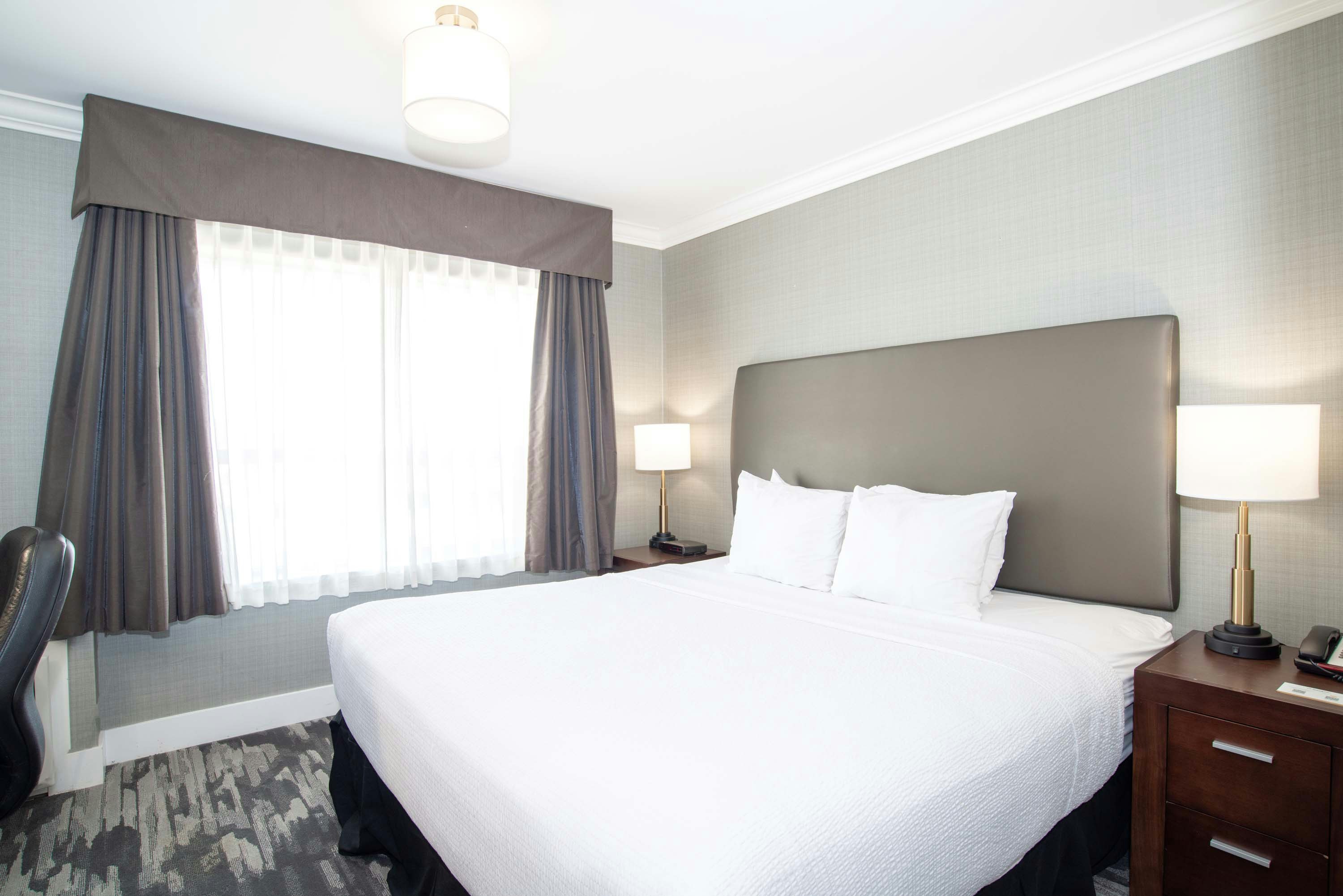 جناح بسرير كينج مع أريكة بمطبخ صغير، Sandman Hotel Saskatoon 2/9