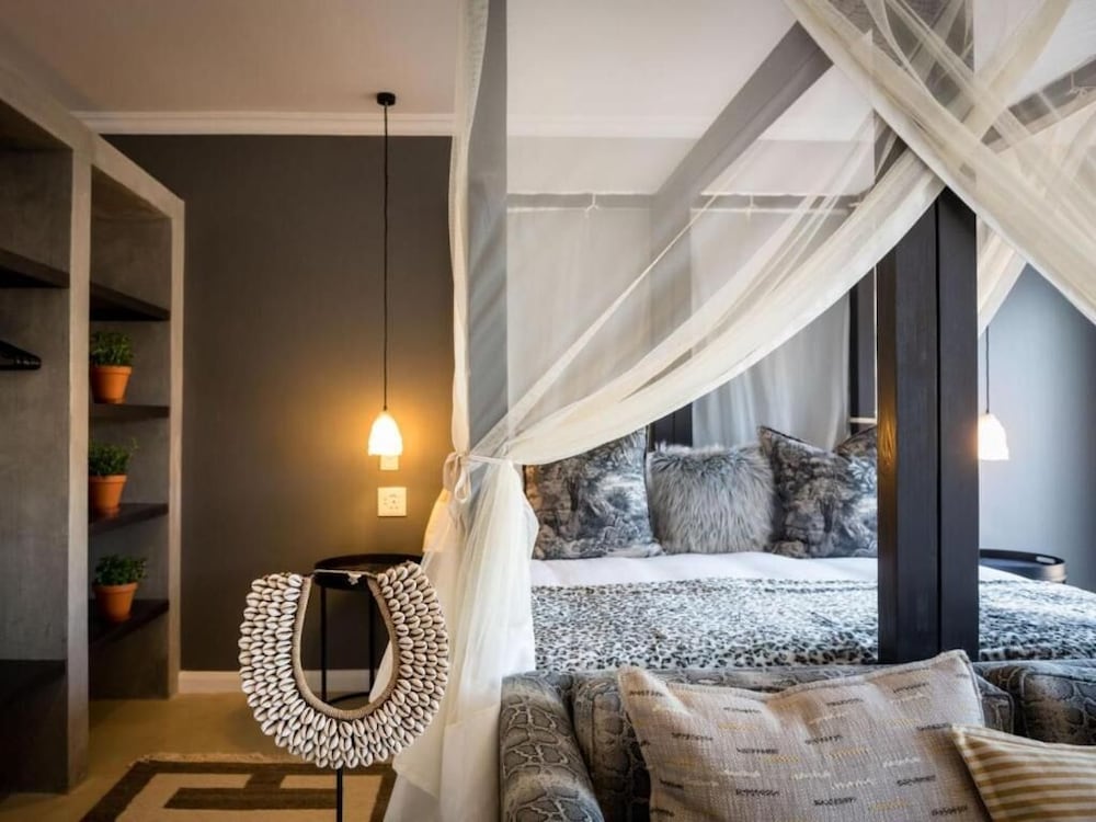 Safari Moon Luxury Bush Lodge 6/50