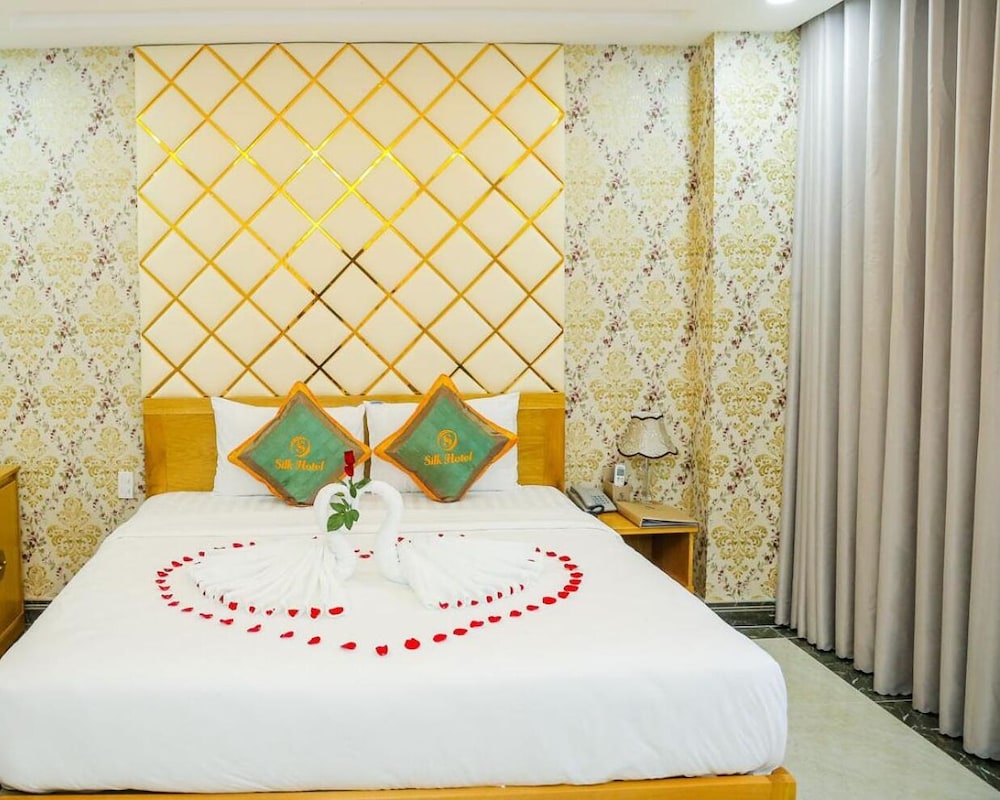 RedDoorz Plus near Tan Son Nhat airport 2 31/50
