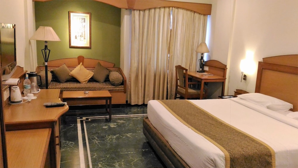 Hotel Taj Tristar 5/27
