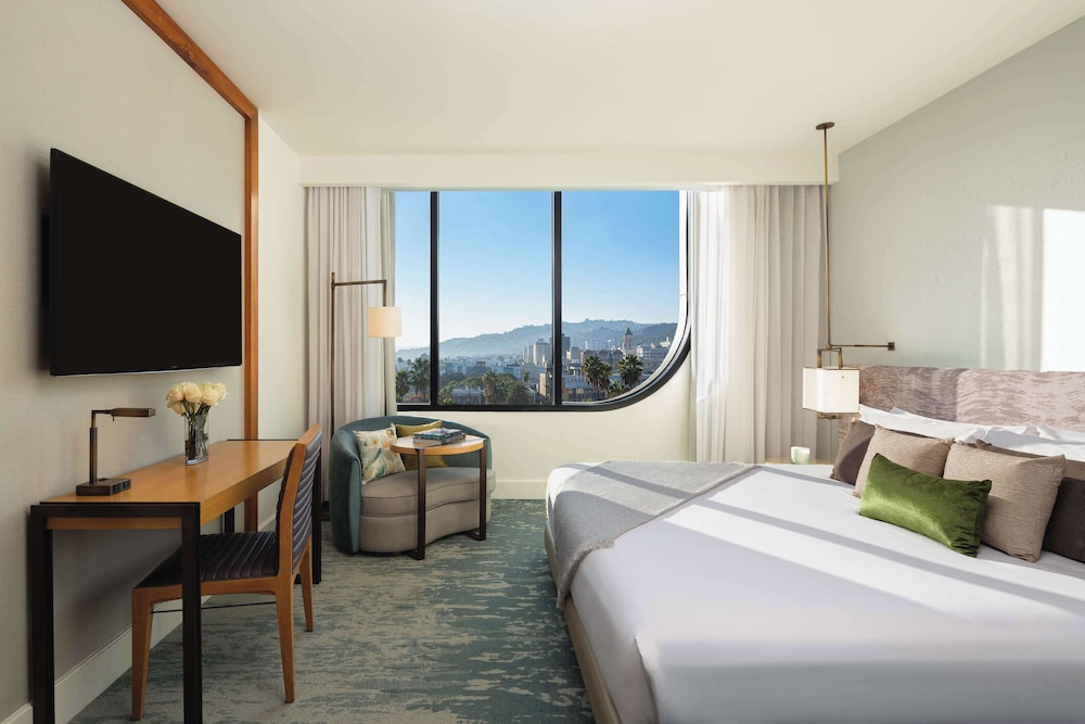 SILVER, KING BED, HOLLYWOOD SIGN VIEW