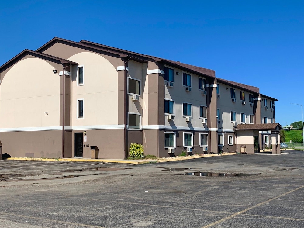 Boarders Inn and Suites by Cobblestone Hotels Waterloo 1/9