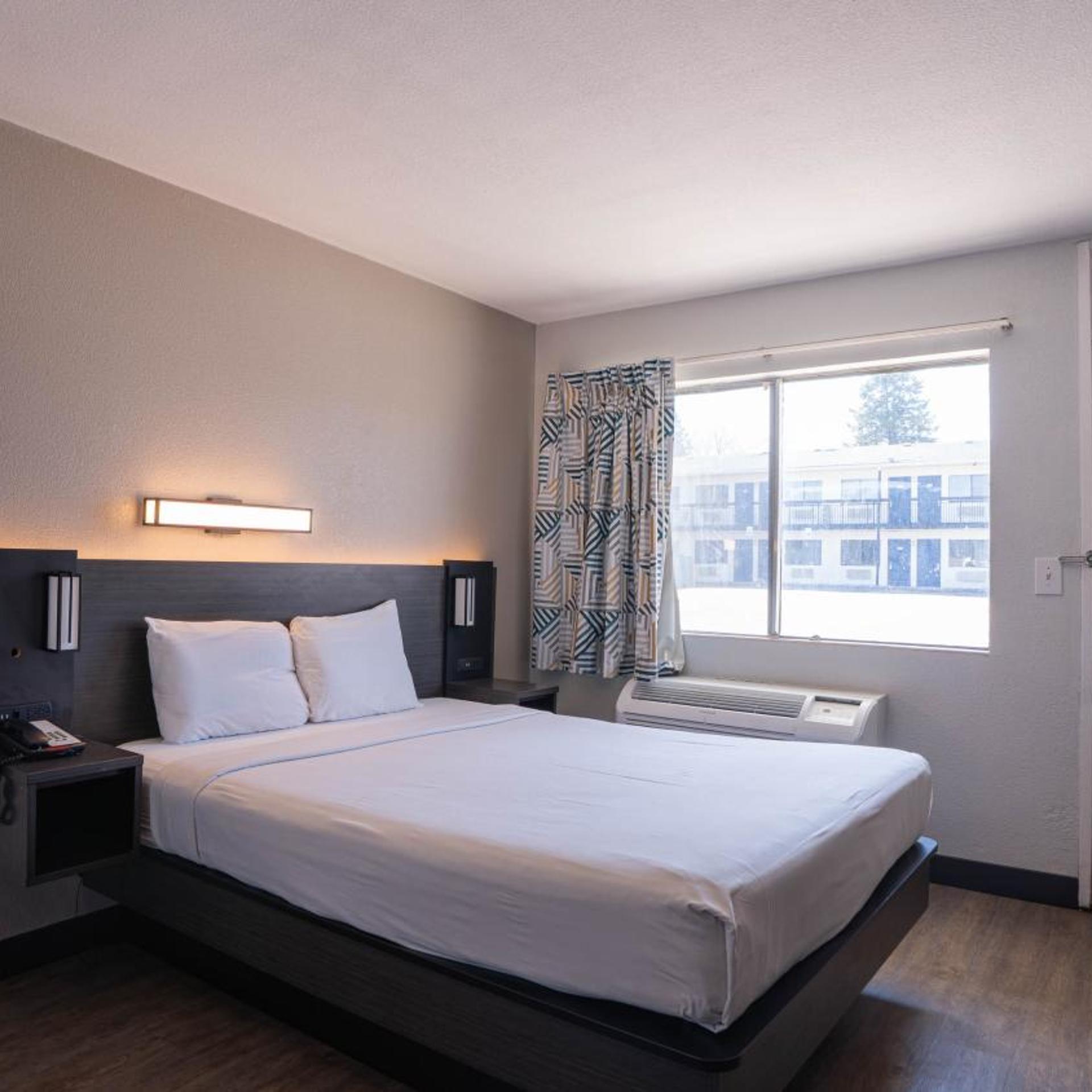 1 Queen Bed - Non-Smoking