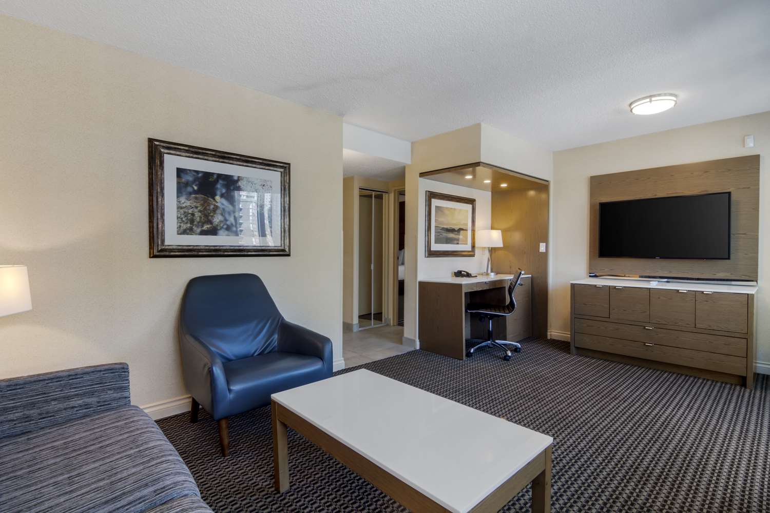 Best Western Premier Chateau Granville Hotel and Suites and Conf. Centre 55/61