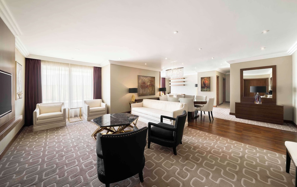 كراون بلازا الرياض منهال(Radisson Blu Hotel and Convention Center, Riyadh Minhal) 8/67